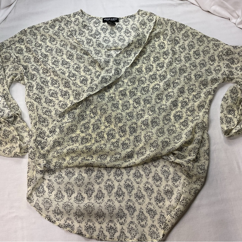 About a Girl Women's Cream & Black Pttern Shear Blouse, Long Sleeves, Size‎ M